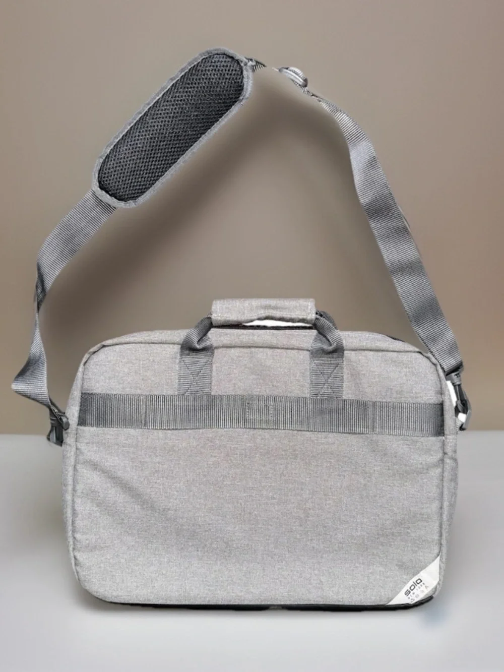 Solo New York Messenger Shoulder Bag / Briefcase Gray Laptop Travel Work Bag EUC